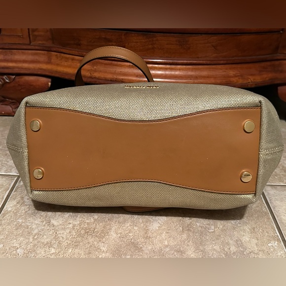 Michael Kors Raven Large Raven Gold Leather Shoulder Bag - Picture 4 of 14